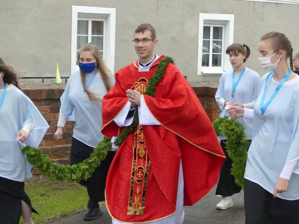 Jak się ubrać na prymicje, aby uniknąć faux pas modowego?