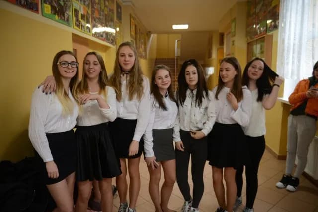 Jak ubrać się na egzamin? Wygodne i profesjonalne stylizacje na każdą okazję