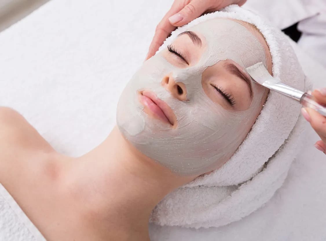 Co to jest peeling? Odkryj jego rodzaje i korzyści dla skóry