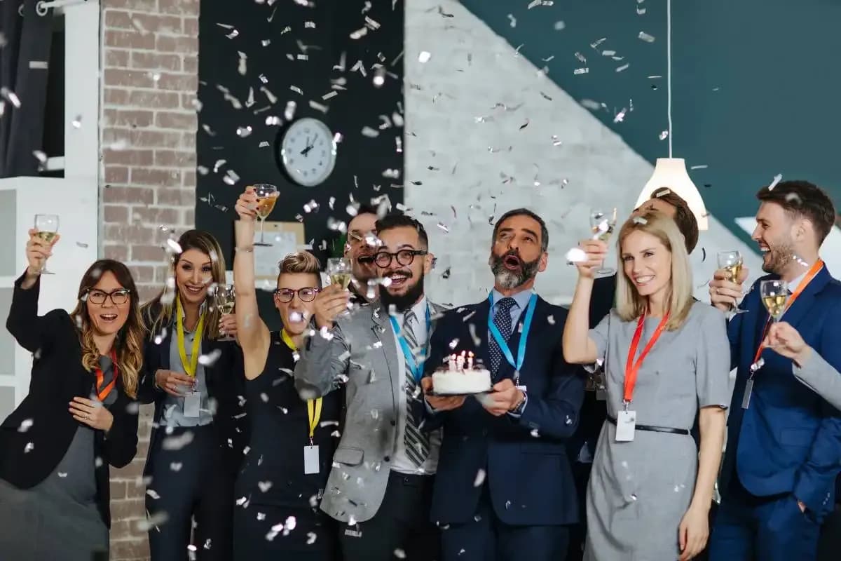 Jak się ubrać na pożegnanie emeryta, aby nie popełnić błędu