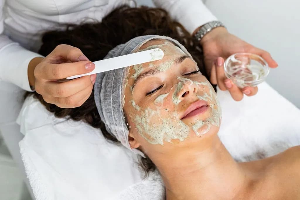 Ile trzymać peeling na twarzy? Odkryj najlepsze czasy dla skóry