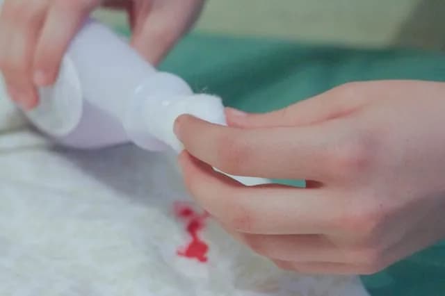 Jak sprać lakier do paznokci z ubrań i uniknąć trwałych plam