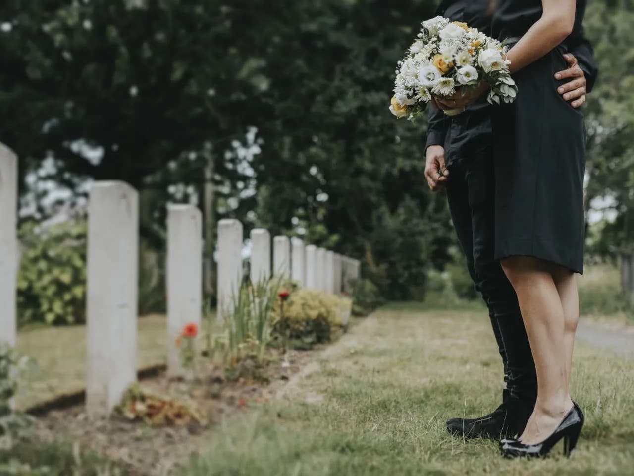 Jak ubrać się na pogrzeb? Praktyczne porady i opinie z forum dyskusyjnego