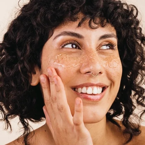 Jak stosować peeling do twarzy, aby uniknąć podrażnień i uzyskać gładką skórę